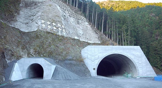 近畿高速公路kisise线上的Mikusa隧道