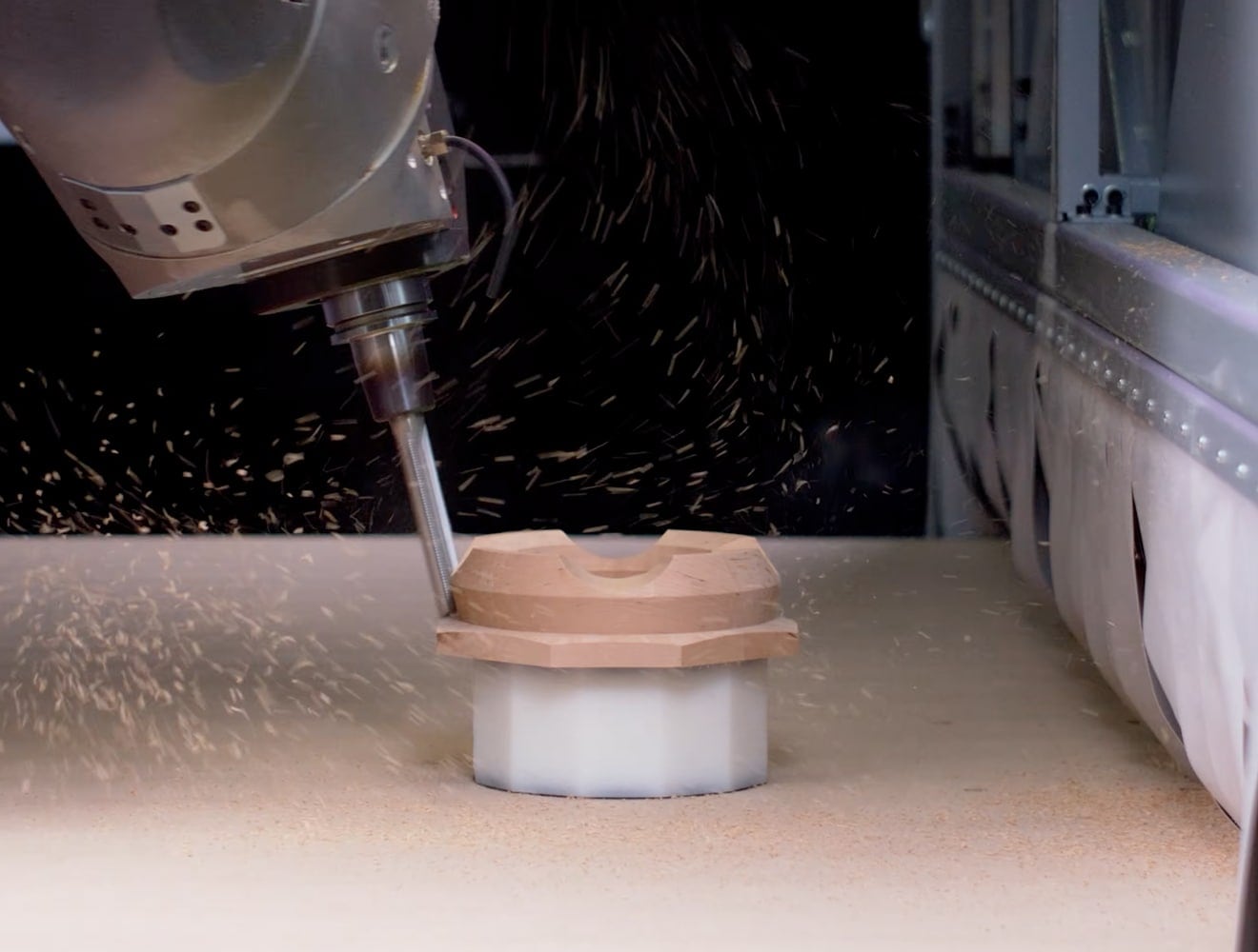 CNC-Maschine der Felder Group beim Schneiden eines Holzteils