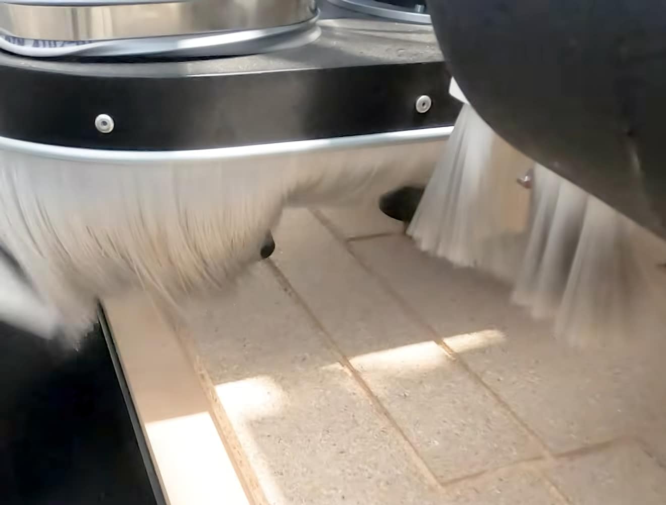 CNC-Maschine der SCM Group schneidet verschachtelte Teile auf eine Holzplatte