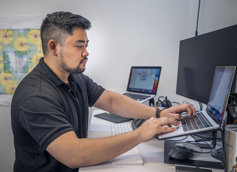 Hombre en un escritorio trabajando en una computadora portátil