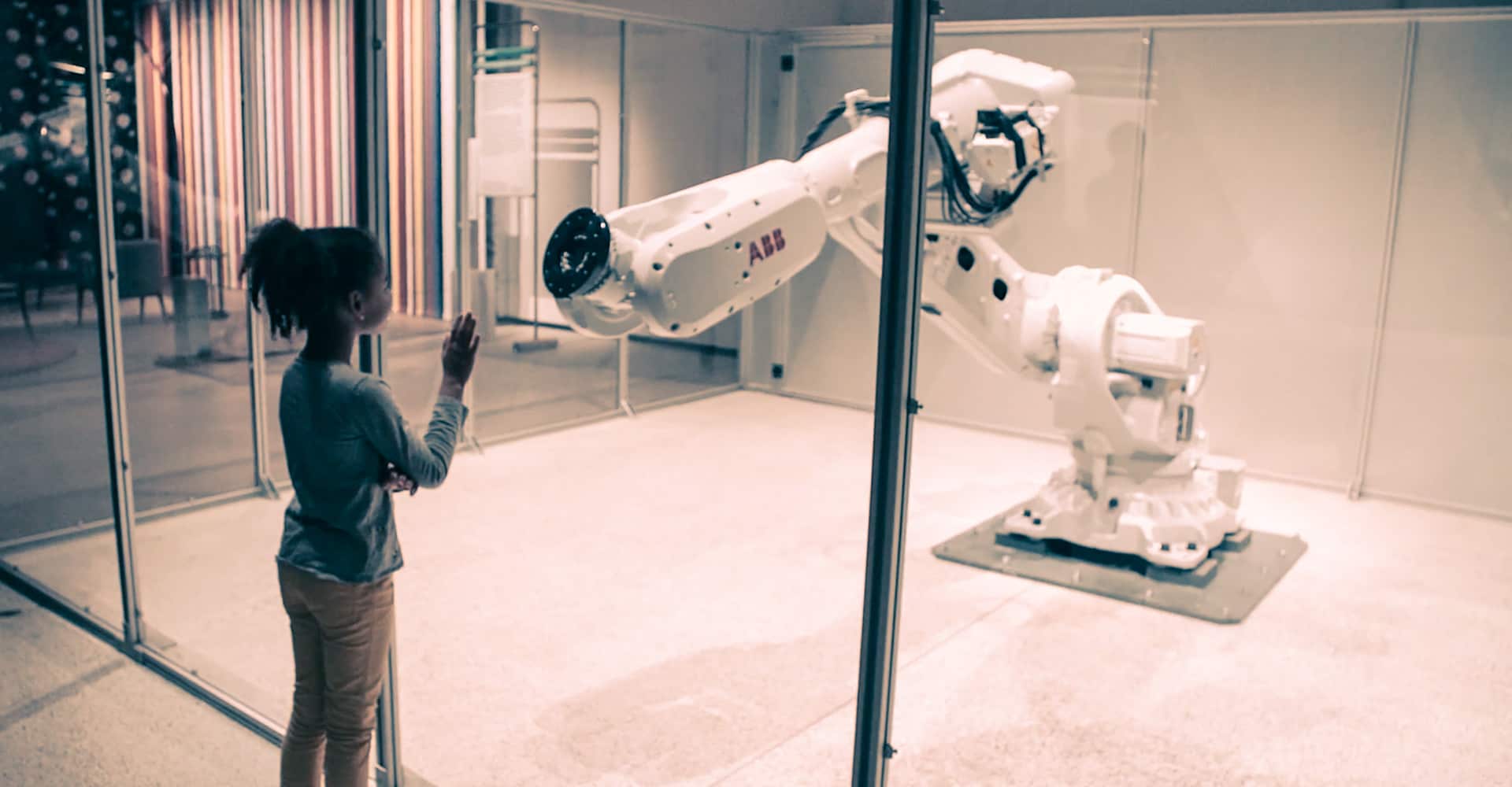 Enfant découvrant un robot